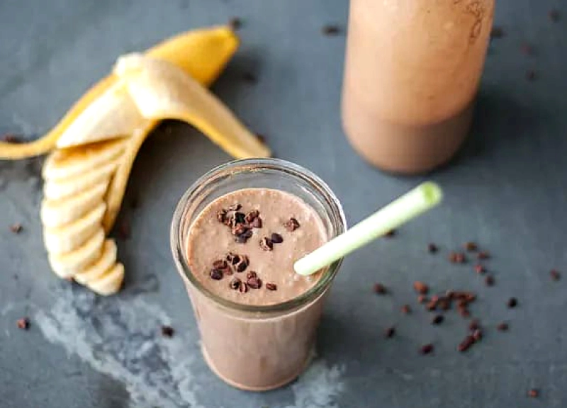 Vegansk chokladmilkshake med banan