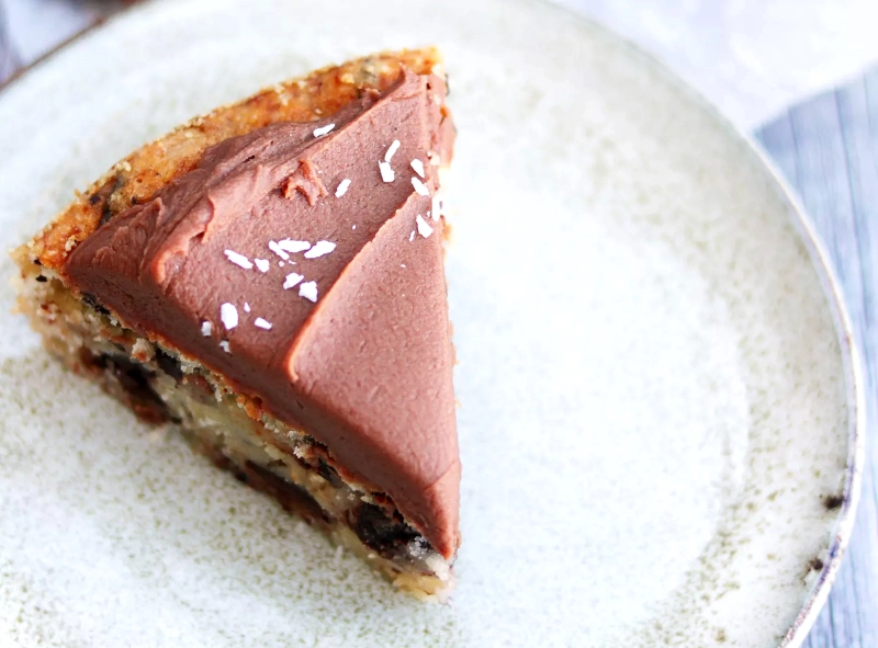 Vegansk banankaka med choklad och kaffeglasyr