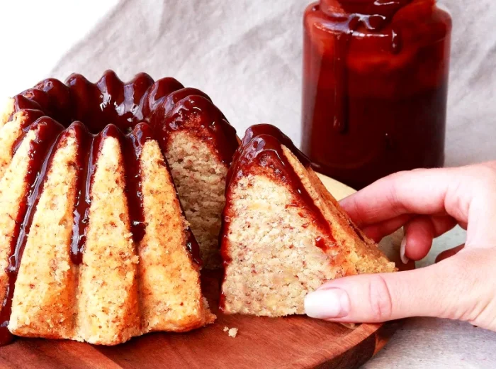 Vegansk banankaka med nougatsås
