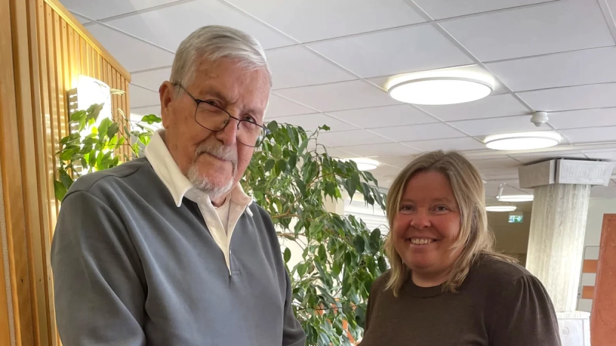 Per G Forslund tillsammans med Camilla Norberg på gruppboendet i Lingbo.