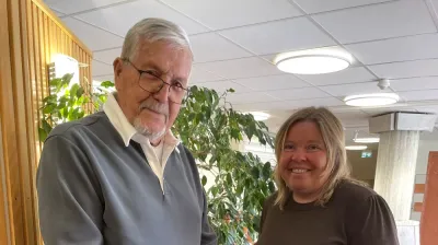 Per G Forslund tillsammans med Camilla Norberg på gruppboendet i Lingbo.