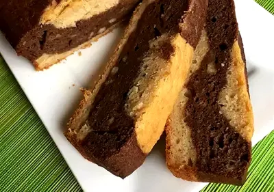 Chokladmarmorerat bananbröd med grekisk yoghurt