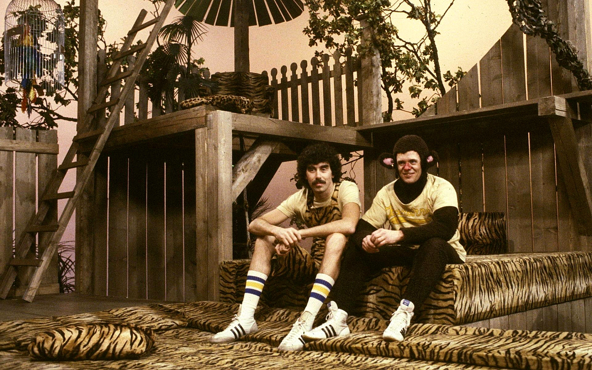 Lasse Åberg och Klasse Möllberg som Trazan Apansson och Banarne under en inspelning av SVT:s barnprogram 'Trazan & Banarne' i november 1980.