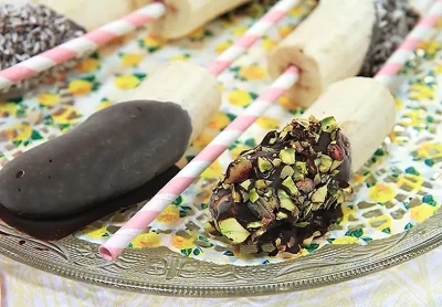 Banana lollipops