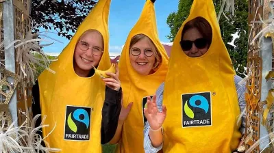 Gruppbild med tre kvinnor i banandräkt.