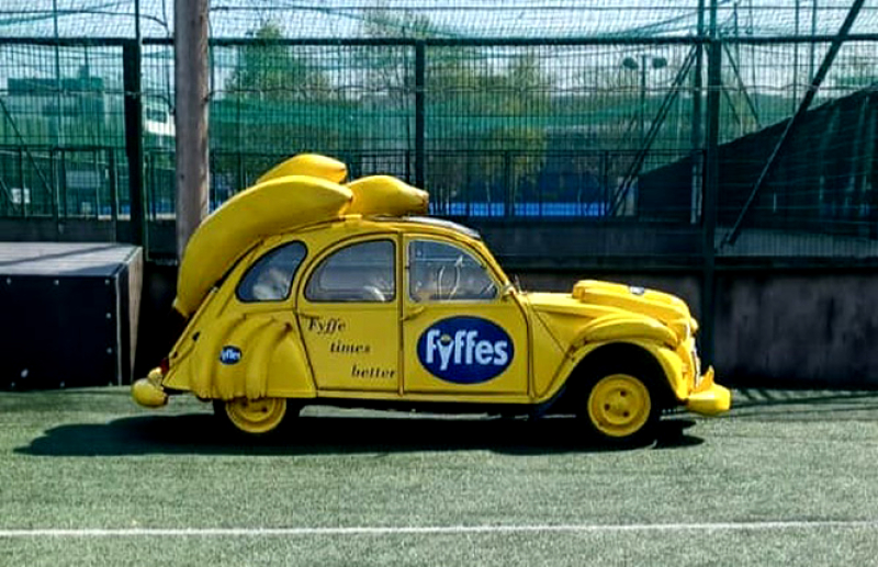 En gammal Citroën 2CV (Bananklubben)