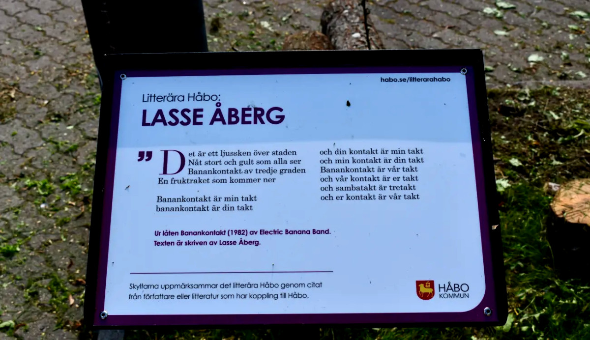 Lasse Åberg har fått en skylt i Bålsta centrum